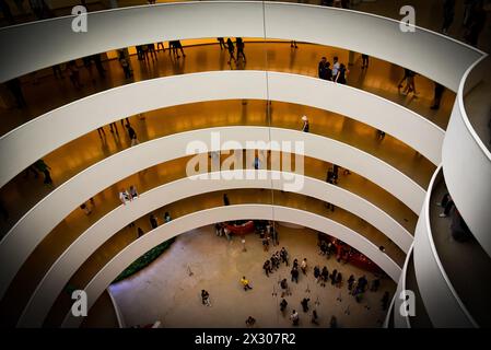 Vue en grand angle de la galerie principale du musée Guggenheim - Manhattan, New York Banque D'Images