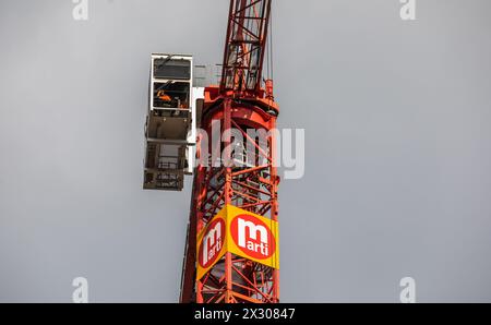 Zürich, Schweiz - 11. Januar 2021 : Ein Baukran der Baufirma Marti. Banque D'Images