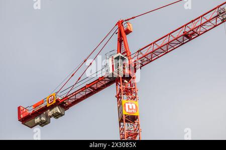 Zürich, Schweiz - 11. Januar 2021 : Ein Baukran der Baufirma Marti. Banque D'Images