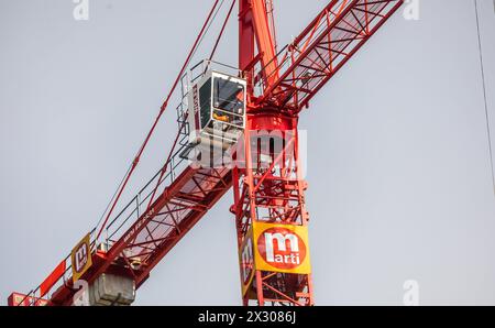 Zürich, Schweiz - 11. Januar 2021 : Ein Baukran der Baufirma Marti. Banque D'Images