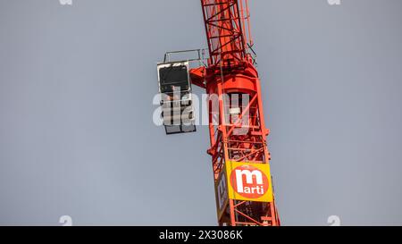 Zürich, Schweiz - 11. Januar 2021 : Ein Baukran der Baufirma Marti. Banque D'Images