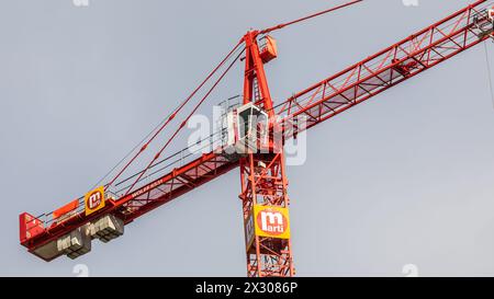 Zürich, Schweiz - 11. Januar 2021 : Ein Baukran der Baufirma Marti. Banque D'Images