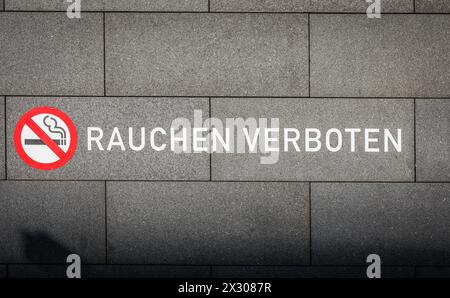 Zürich, Schweiz - 11. Januar 2021 : an einer Hauswand steht 'Rauchen verboten'. Banque D'Images