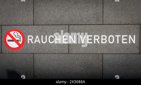 Zürich, Schweiz - 11. Januar 2021 : an einer Hauswand steht 'Rauchen verboten'. Banque D'Images