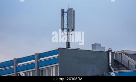 Zürich, Schweiz - 11. Januar 2021 : eine Mobilfunktantenne auf einem Gebäude in Zürich-Oerlikon. Banque D'Images