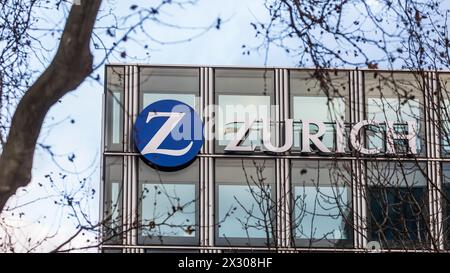 Zürich, Schweiz - 11. Janvier 2021 : Das Gebäude und signet der Zurich Versicherungsgesellschaft. Banque D'Images