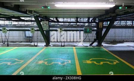 Zürich, Schweiz - 11. Januar 2021 : Parkplätze und dazugehörige Ladestation für E-Autos in einem Parkhaus in Zürich. Banque D'Images