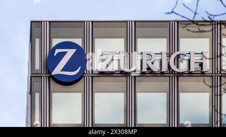 Zürich, Schweiz - 11. Janvier 2021 : Das Gebäude und signet der Zurich Versicherungsgesellschaft. Banque D'Images