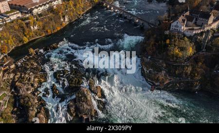 Herbstlicher Blick aus der Vogelperspektive auf den Rheinfall, sowie das Schloss Laufen am Rheinfall. (Neuhausen am Rheinfall, Schweiz, 23.11.2022) Banque D'Images