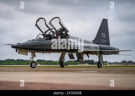 Le capitaine de l'US Air Force à la retraite Ralph Galati, (arrière) fait des vagues à ses amis et à sa famille à son retour de son vol fini avec le Major Jason Dark, 560th Flying T. Banque D'Images