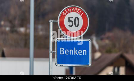 Benken, Schweiz - 22. Janvier 2022 : Ortsschild der Gemeinde Benken ZH im Zürcher Weinland. Innerorts darf maximal mit 50 kilomètres pro Stunde gefahren Banque D'Images