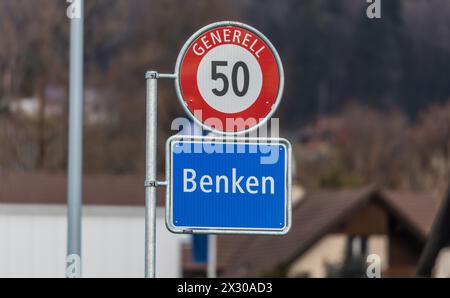 Benken, Schweiz - 22. Janvier 2022 : Ortsschild der Gemeinde Benken ZH im Zürcher Weinland. Innerorts darf maximal mit 50 kilomètres pro Stunde gefahren Banque D'Images