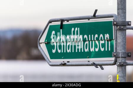 Benken, Schweiz - 22. Januar 2022 : Wegweiser dans Richtung Schaffhausen. Banque D'Images