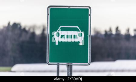 Benken, Schweiz - 22. Januar 2022 : Ein Hinweisschild signalisiert eine Autostrasse. Banque D'Images