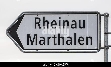 Benken, Schweiz - 22. Januar 2022 : Wegweiser in Richtung Rheinau und Marthalen über eine Nebenstrasse. Banque D'Images