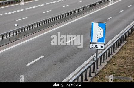 Benken, Schweiz - 22. Januar 2022 : eine Verkehrstafel signalisiert Verkehrsteilnehmer auf der Autobahn A4 zwischen Schaffhausen und Winterthur das es Banque D'Images