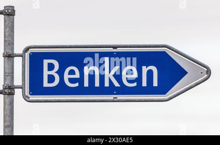 Benken, Schweiz - 22. Januar 2022 : Wegweiser dans Richtung Benken über eine Hauptstrasse. Banque D'Images