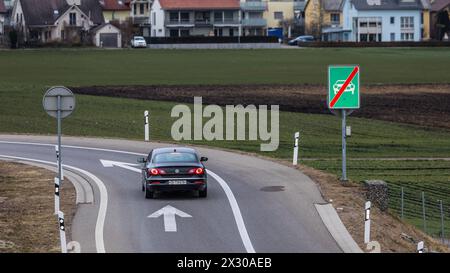 Benken, Schweiz - 22. Janvier 2022 : Autobahnausfahrt von der Autobahn A4 aus Richtung Schaffhausen. Banque D'Images
