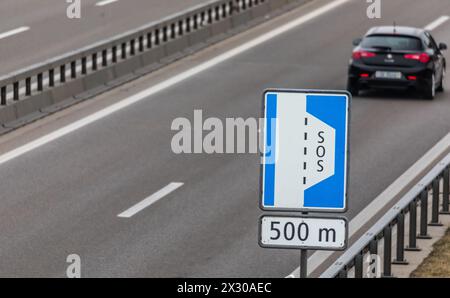 Benken, Schweiz - 22. Januar 2022 : eine Verkehrstafel signalisiert Verkehrsteilnehmer auf der Autobahn A4 zwischen Schaffhausen und Winterthur das es Banque D'Images