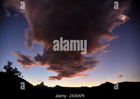 Nuages crépusculaires et croissant de lune sur les montagnes d'Itaipava - Rio de Janeiro, Brésil Banque D'Images