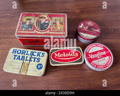 assortiment de vieilles boîtes en métal comprend thornes toffee horlicks vaseline jkfama et méloïdes sur un comprimé en bois Banque D'Images