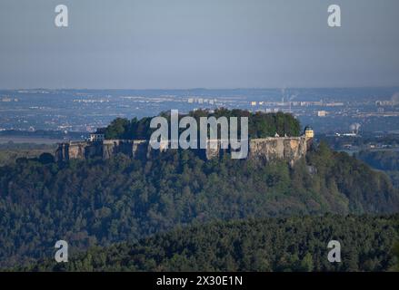 Gohrisch, Allemagne. 23 avril 2024. Vue matinale de la forteresse de Königstein en Suisse saxonne. Crédit : Robert Michael/dpa/Alamy Live News Banque D'Images