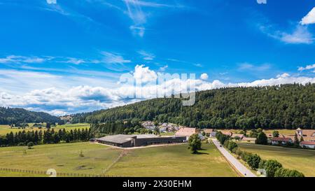 Der Berner Jura Hat eine wunderschöne Landschaft, ist nicht dicht besiedelt und verhältnismässig weitläufig. über dem angrenzenden Frankreiche bilden Banque D'Images