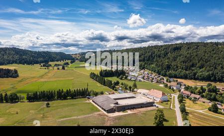 Der Berner Jura Hat eine wunderschöne Landschaft, ist nicht dicht besiedelt und verhältnismässig weitläufig. über dem angrenzenden Frankreiche bilden Banque D'Images