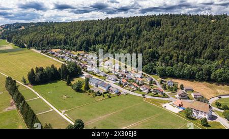 AM Südhang in Richtung sonne blickend stehen in der bern-jurassischen Gemeine Bellaley Saicourt zahlreiche Einfamilienhäuser. (Bellelay Saicourt, Schw Banque D'Images