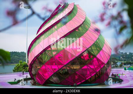 Pavillon de verre sous la forme d'un bourgeon de fleur de l'artichaut dans la place Lam Vien à Dalat Vietnam. Fleur d'artichaut Bud. 15 avril 2024. Banque D'Images