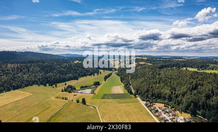 Der Berner Jura Hat eine wunderschöne Landschaft, ist nicht dicht besiedelt und verhältnismässig weitläufig. über dem angrenzenden Frankreiche bilden Banque D'Images