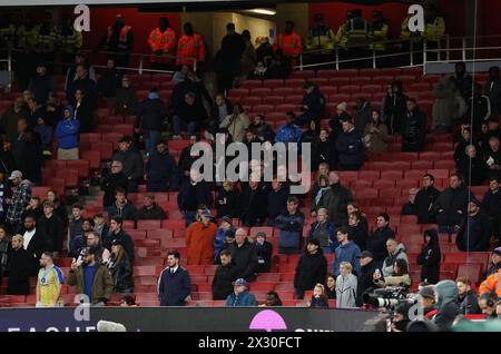 Londres, Royaume-Uni. 23 avril 2024. Les fans de Chelsea partent 10 minutes avant la fin du match de premier League à l'Emirates Stadium de Londres. Le crédit photo devrait se lire comme suit : David Klein/Sportimage crédit : Sportimage Ltd/Alamy Live News Banque D'Images