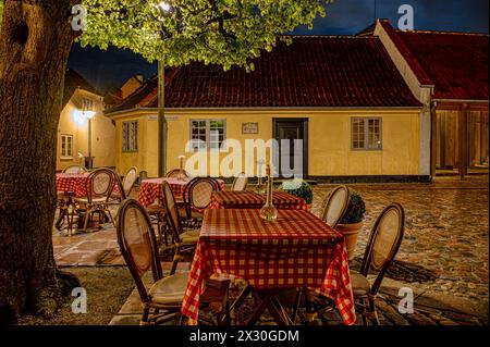 Scène nocturne du restaurant sous le Linden Tree devant la maison de H C Andersen, Odense, Danemark, 19 avril 2024 Banque D'Images