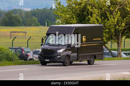 Ein Fahrzeug von UPS auf einer ausserorts Strasse im Kanton Zürich. (Oberglatt, Schweiz, 10.05.2022) Banque D'Images