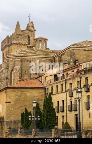 Temple médiéval-forteresse, église San Juan Bautista, et les bâtiments environnants. LaGuardia, Álava, pays Basque, Espagne. Banque D'Images