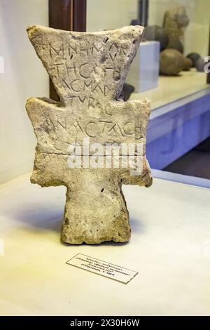 SÉBASTOPOL, CRIMÉE - SEPTEMBRE 2014 : Musée-réserve historique et archéologique 'Chersonese Taurian'. Croix chrétienne antique Banque D'Images