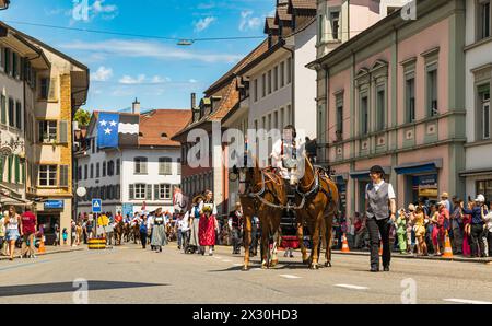 Mit Kutschen, Pferd und traditionellen Schweizer Trachten präsentieren sich die Teilnehmenden am grossen Festumzug am Sonntagnachmittag. (Bad Zurzach, Banque D'Images