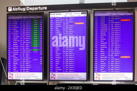 Eine Anzeigetafel am Flughafen Zürich zeigt die Abflüge, zahlreiche davon sind verspätet. (Zürich-Kloten, Schweiz, 03.07.2022) Banque D'Images