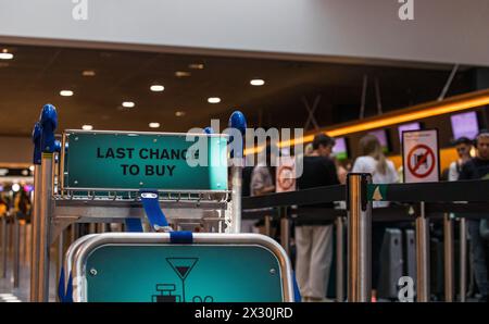 Kofferwagen stehen am Flughafen Zürich bereit. (Zürich, Schweiz, 16.07.2022) Banque D'Images