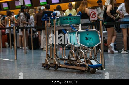 Kofferwagen stehen am Flughafen Zürich bereit. (Zürich, Schweiz, 16.07.2022) Banque D'Images