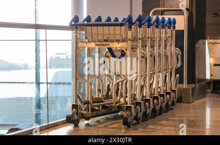 Kofferwagen stehen am Flughafen Zürich bereit. (Zürich, Schweiz, 16.07.2022) Banque D'Images