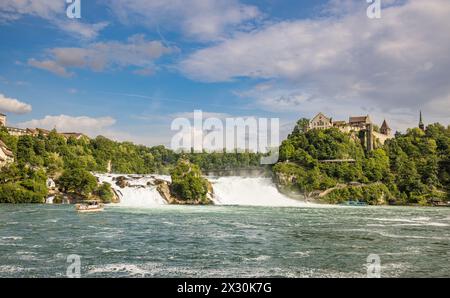 Der 23 Meter hohe Rheinfall von der Schaffhauser Seite aus gesehen. Gut zu erkennen das Schloss Laufen auf der Zürcher Seite. (Neuhausen am Rheinfall, Banque D'Images