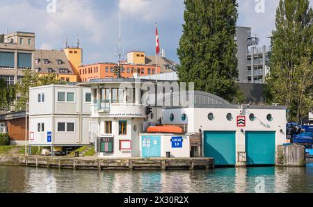 Blick auf die Revierzentrale der Schweizer Rheinhäfen, sowie den Pegelsstand des Rheins. (Bâle, Schweiz, 09.05.2022) Banque D'Images