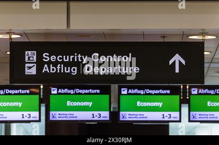 Wegweiser zur Sicherheitskontrolle für die Economy Class am Flughafen Zürich. (Zürich, Schweiz, 16.07.2022) Banque D'Images