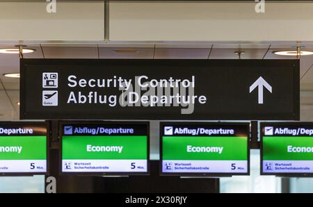 Wegweiser zur Sicherheitskontrolle für die Economy Class am Flughafen Zürich. (Zürich, Schweiz, 16.07.2022) Banque D'Images