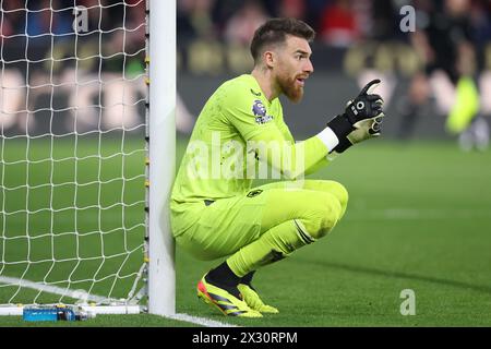 WOLVERHAMPTON, ANGLETERRE - 20 AVRIL : Jose sa de Wolverhampton Wanderers met le mur en place lors du match de premier League entre Wolverhampton Wanderers et Arsenal FC à Molineux le 20 avril 2024 à Wolverhampton, Angleterre.(photo de MB Media/MB Media) Banque D'Images