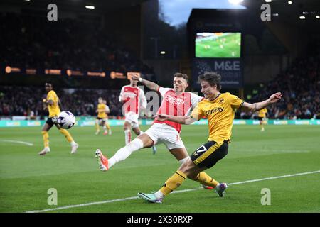 WOLVERHAMPTON, ANGLETERRE - 20 AVRIL : Hugo Bueno de Wolverhampton Wanderers et Ben White d'Arsenal lors du match de premier League entre Wolverhampton Wanderers et Arsenal FC à Molineux le 20 avril 2024 à Wolverhampton, Angleterre.(photo de MB Media/MB Media) Banque D'Images