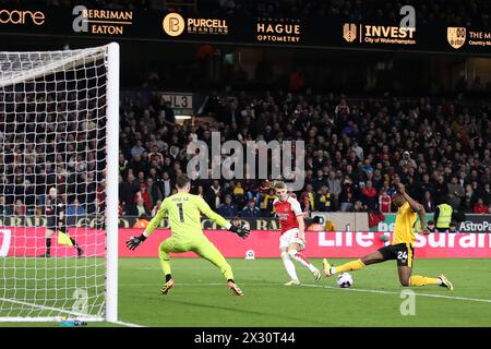 WOLVERHAMPTON, ANGLETERRE - 20 AVRIL : Toti Gomes de Wolverhampton Wanderers bloque la passe de Martin Odegaard d'Arsenal lors du match de premier League entre Wolverhampton Wanderers et Arsenal FC à Molineux le 20 avril 2024 à Wolverhampton, Angleterre.(photo de MB Media/MB Media) Banque D'Images