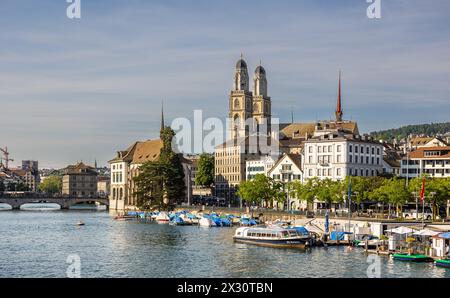 Die Kirche mit den zwei Türmen ist die reformierte Kirche Grossmünster. Nicht nur eine Sehenswürdigkeit, sondern auch eine Art Wahrzeichen der Stadt Z Banque D'Images