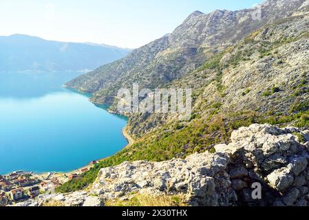 Paysage des ruines sur la colline de Gradine, située au-dessus de la ville monténégrine de Risan - une vue d'un fragment de la baie de Kotor et les montagnes Banque D'Images